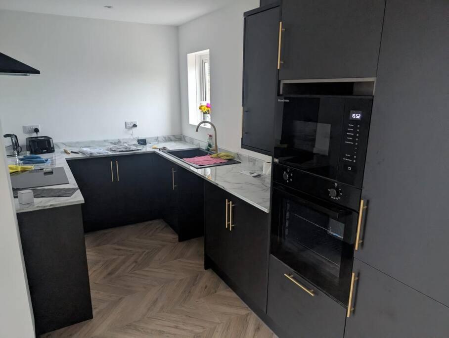 Modern 3Br Home - Private Parking - Tv In Every Bedroom Суонси Экстерьер фото