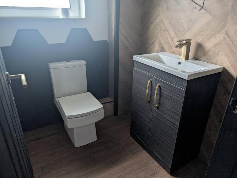Modern 3Br Home - Private Parking - Tv In Every Bedroom Суонси Экстерьер фото