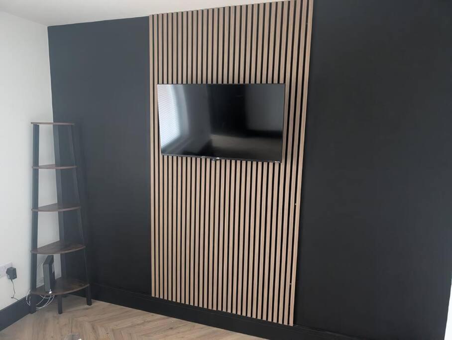Modern 3Br Home - Private Parking - Tv In Every Bedroom Суонси Экстерьер фото