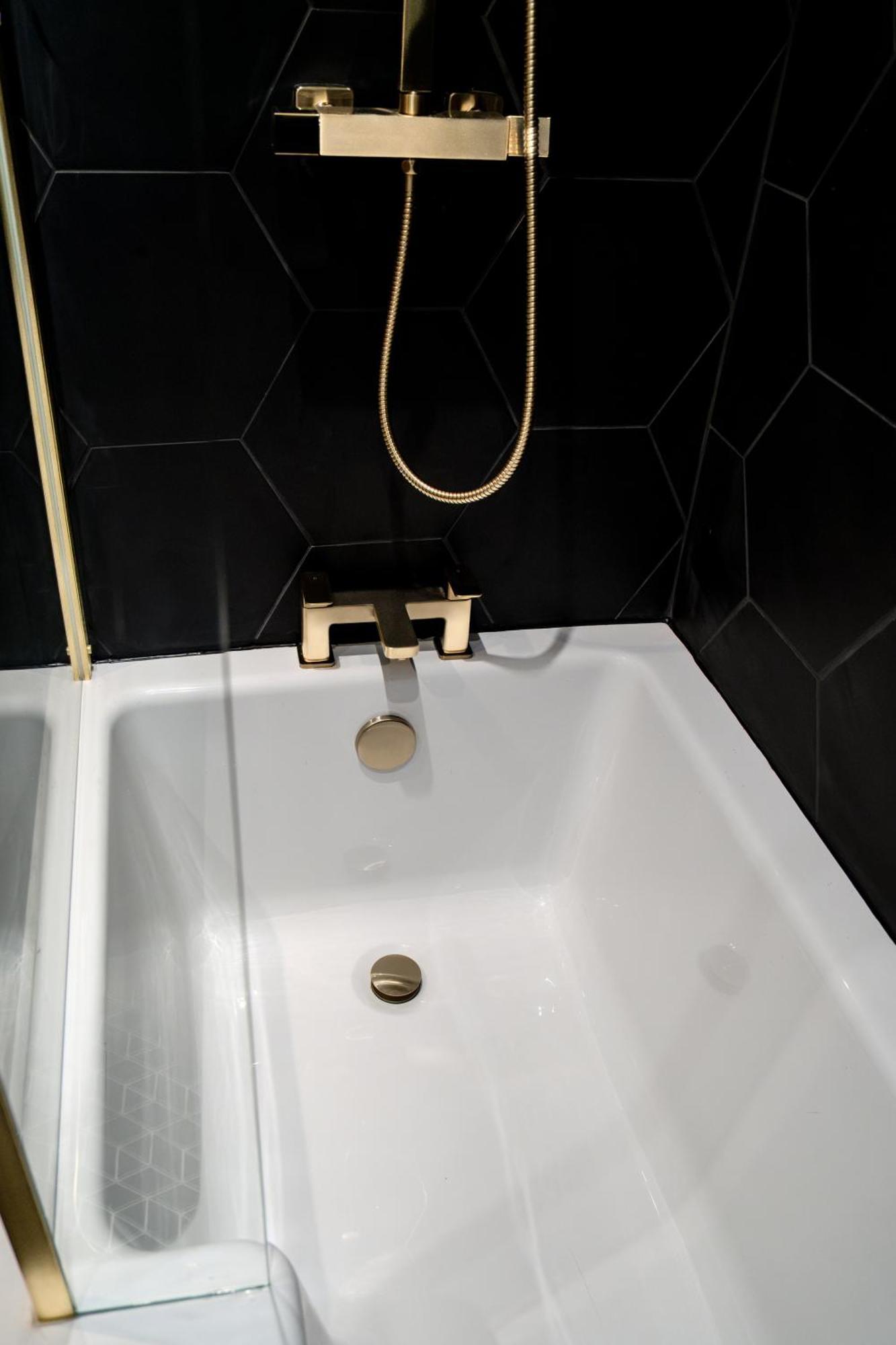 Modern 3Br Home - Private Parking - Tv In Every Bedroom Суонси Экстерьер фото