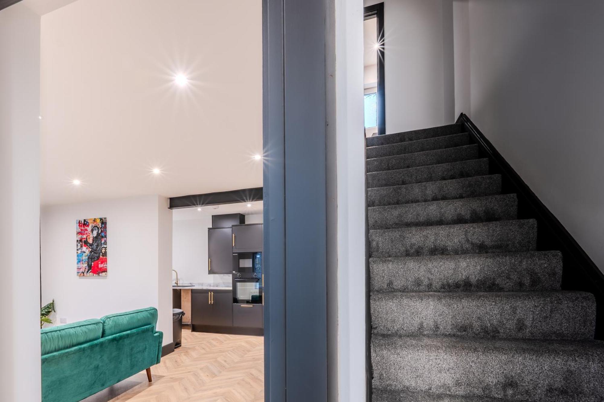 Modern 3Br Home - Private Parking - Tv In Every Bedroom Суонси Экстерьер фото