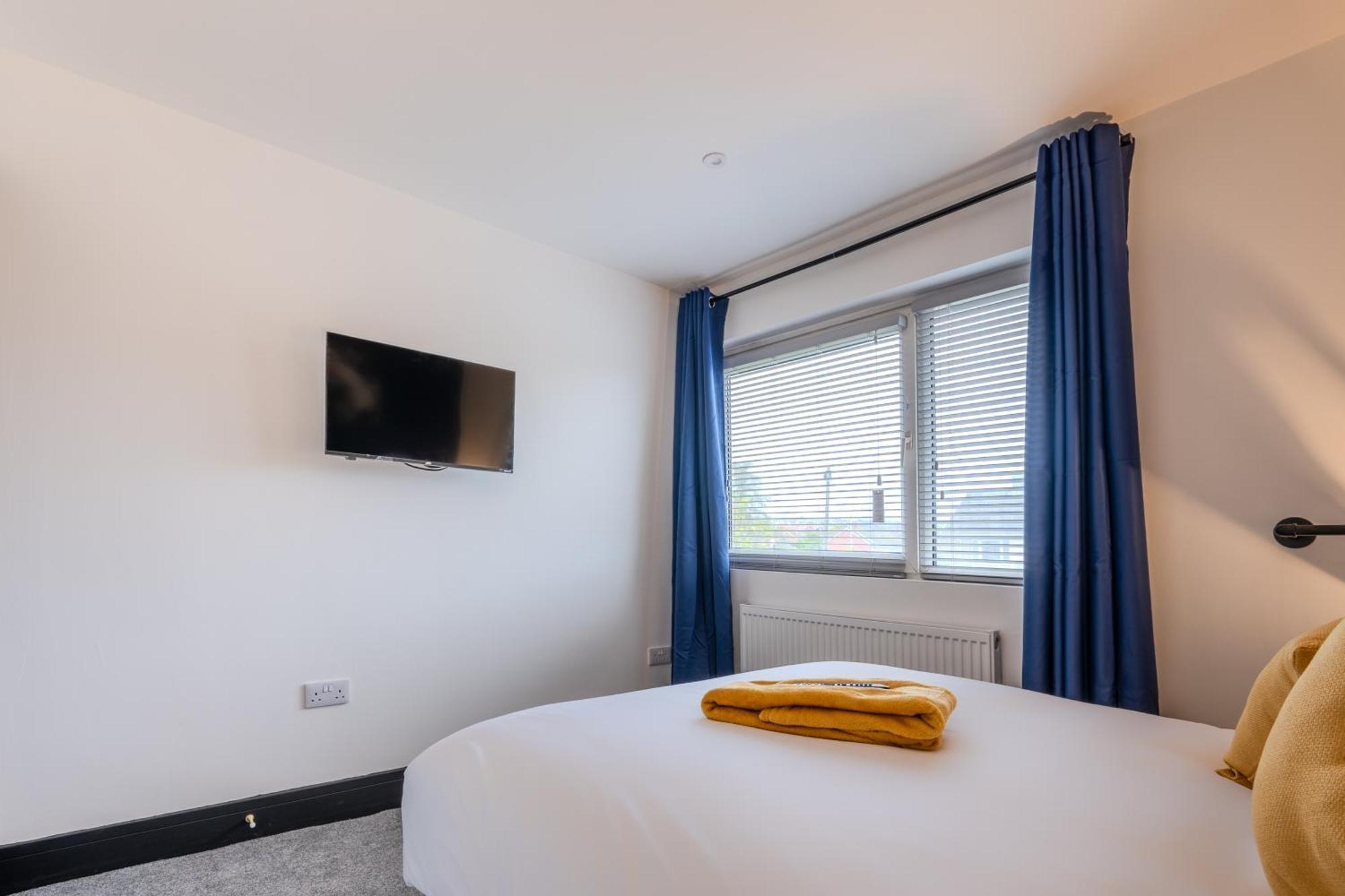 Modern 3Br Home - Private Parking - Tv In Every Bedroom Суонси Экстерьер фото