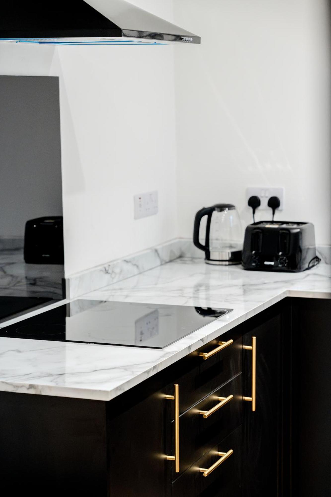 Modern 3Br Home - Private Parking - Tv In Every Bedroom Суонси Экстерьер фото