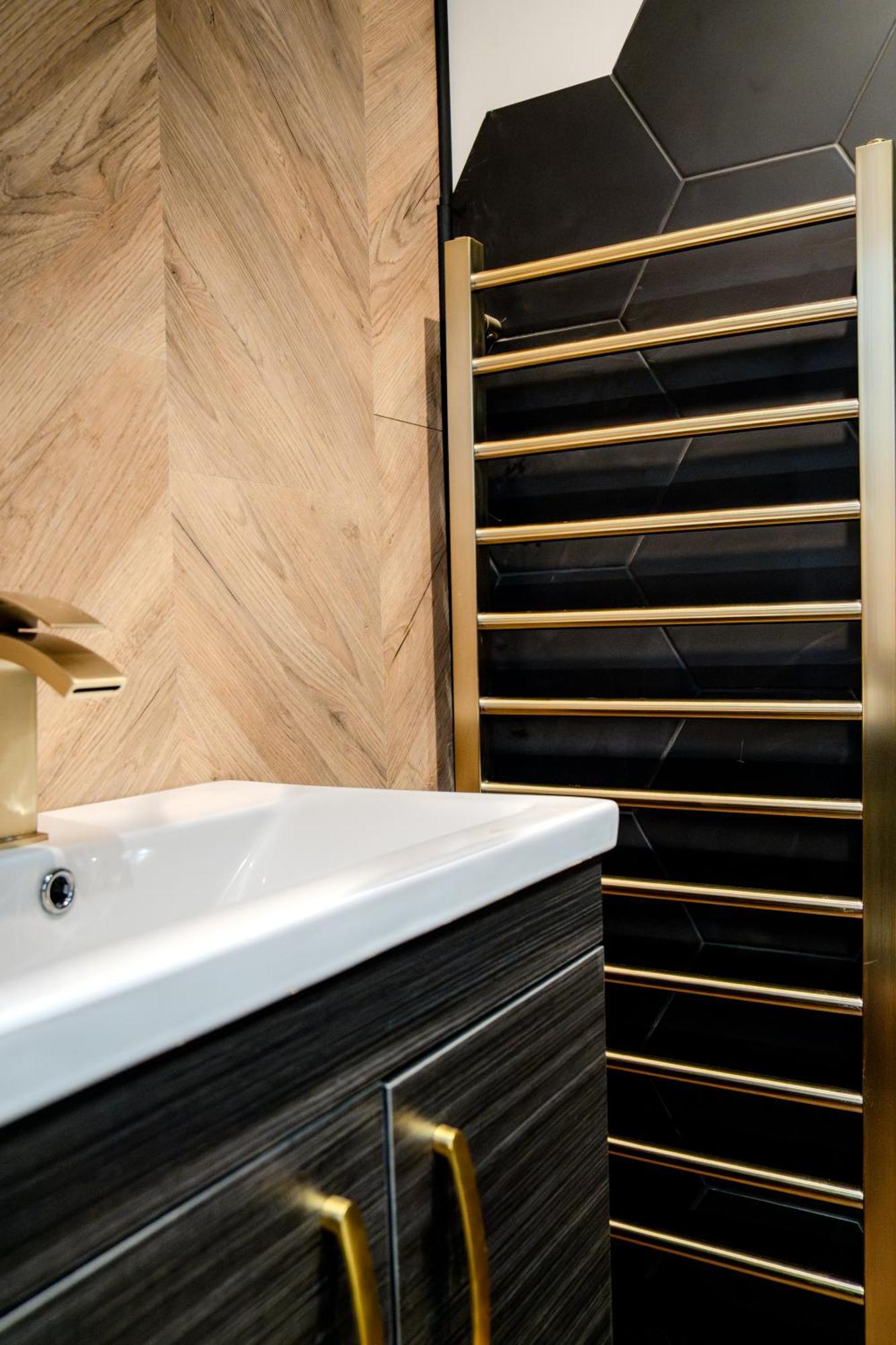 Modern 3Br Home - Private Parking - Tv In Every Bedroom Суонси Экстерьер фото