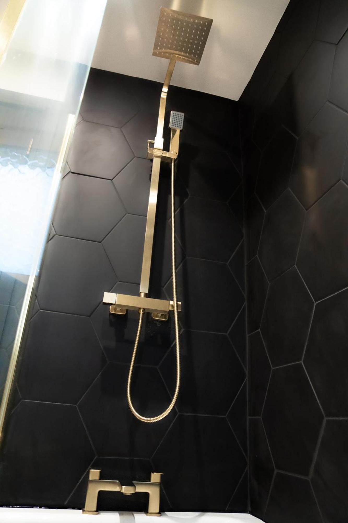 Modern 3Br Home - Private Parking - Tv In Every Bedroom Суонси Экстерьер фото