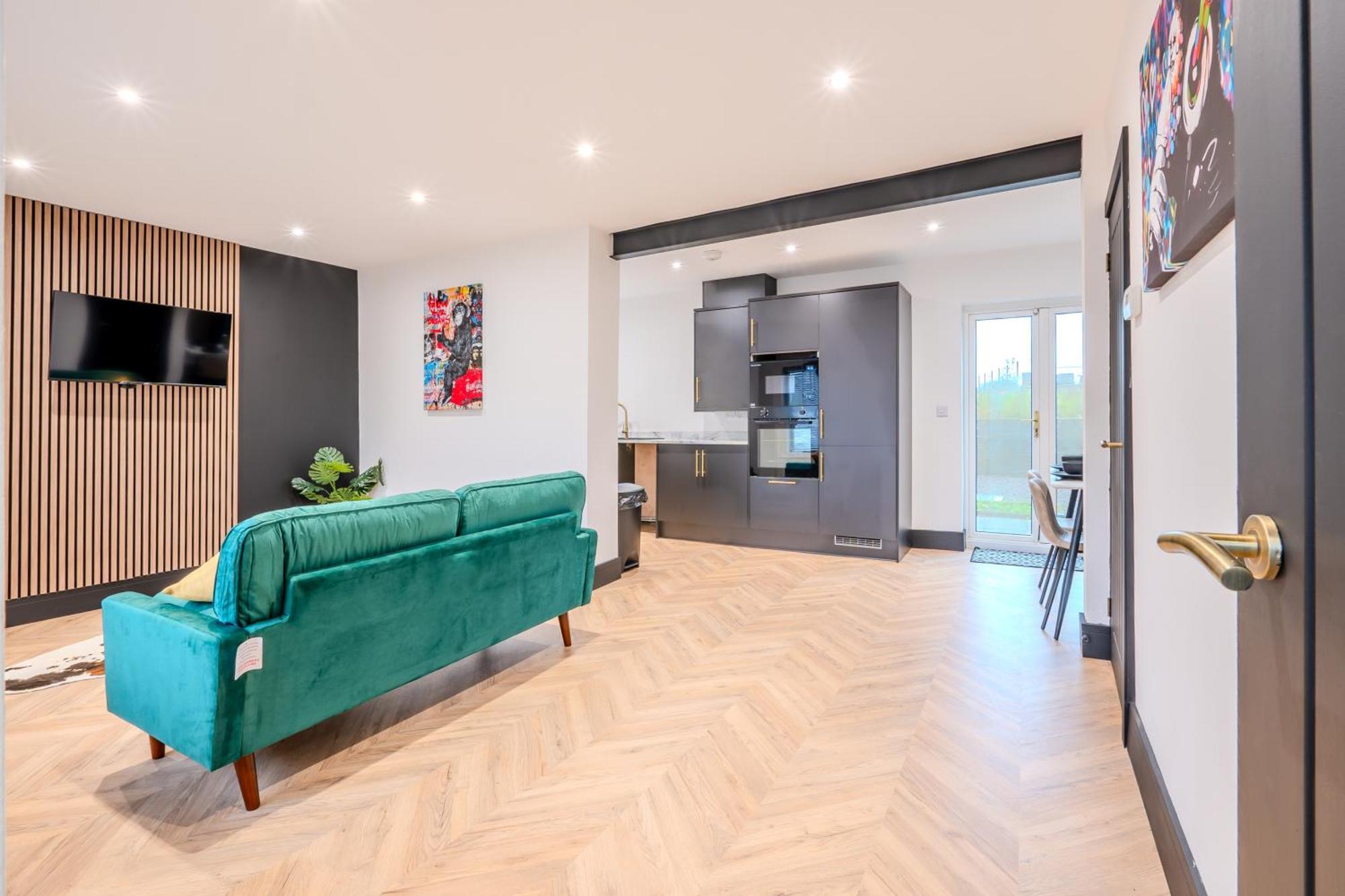 Modern 3Br Home - Private Parking - Tv In Every Bedroom Суонси Экстерьер фото